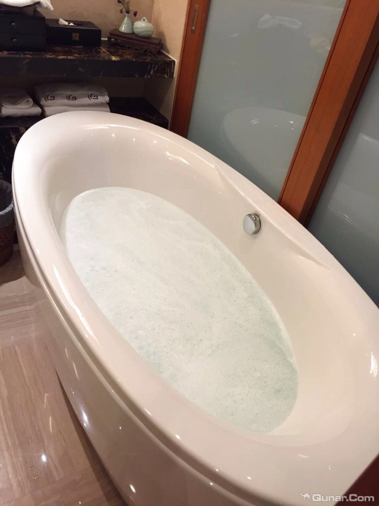 浴缸很长,长于一般的常规酒店,水温很合适,放水也很快(浴室)自助餐和