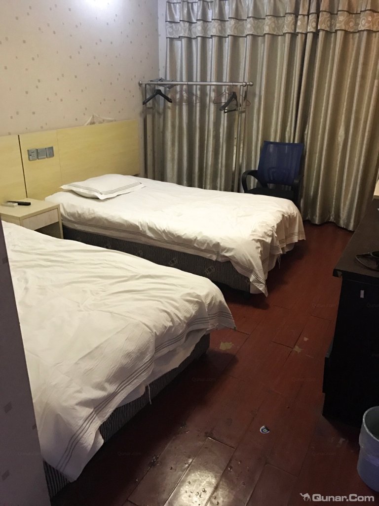 房间黑黑的,就一个灯,卫生间一个小窗,要不是房间不能退,早走人了,得