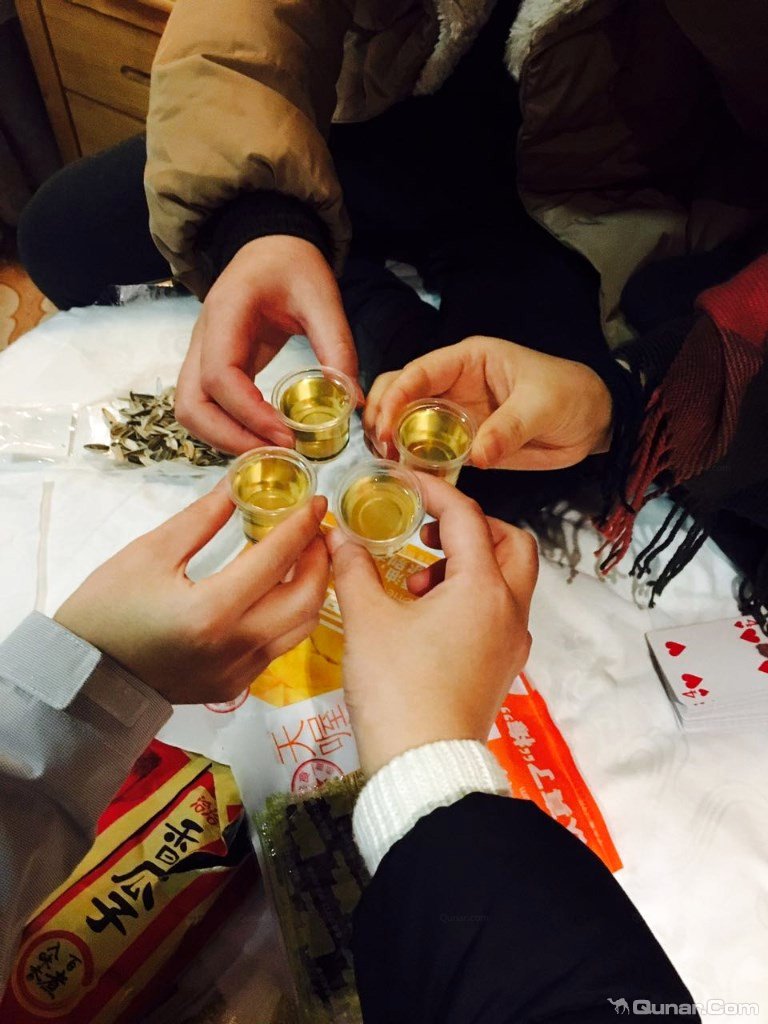 小伙伴在房间打牌喝酒(客房)