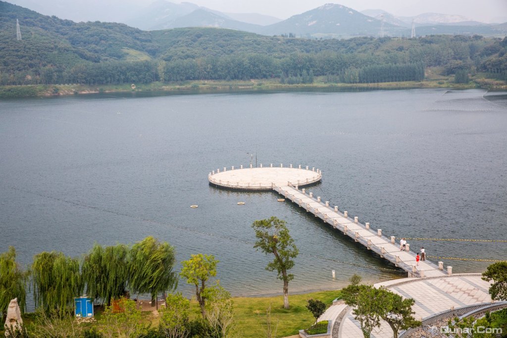 点评详情 酒店酒店坐落于日照五莲县松柏乡松月湖旅游度假区 ,附近