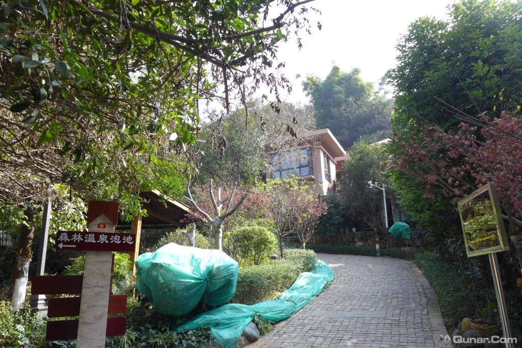 得天独厚的半山森林温泉度假山庄 北京高原对富民明熙苑温泉度假山庄