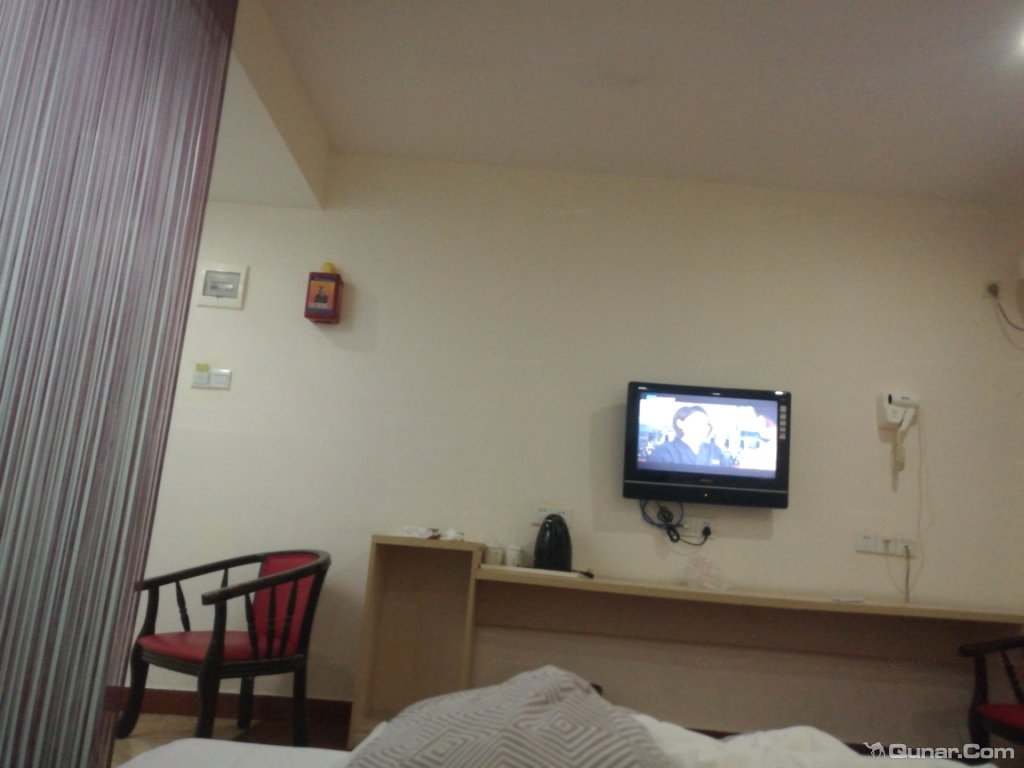 半夜有人敲门 每间房间都敲