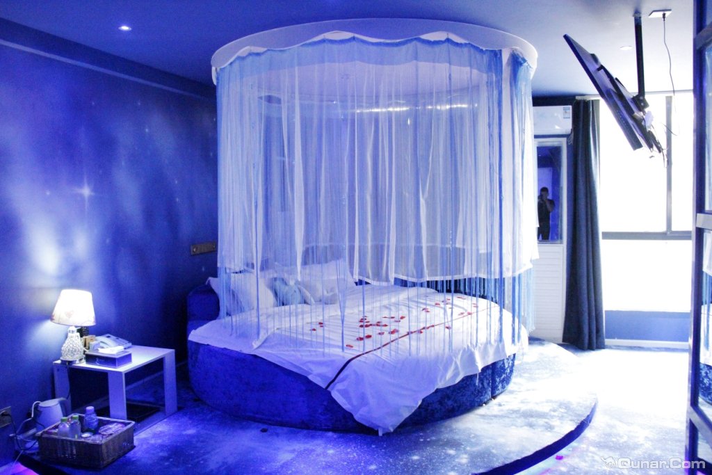 昆明艾梦主题酒店 点评详情  浴室和卫生间是一起的,灯光比较亮,卫生