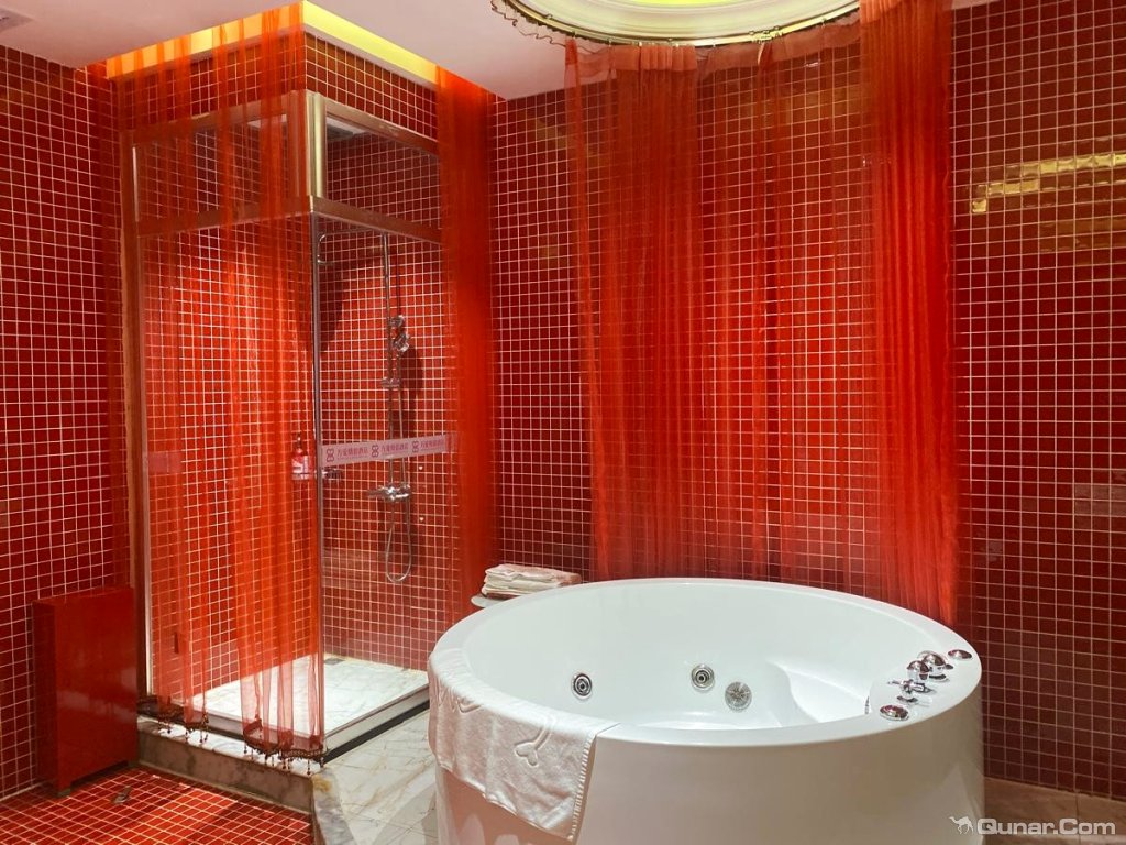 房间是大红色的,淋浴间和浴缸离的很近 婷妹妹88对万爱情侣酒店(广州