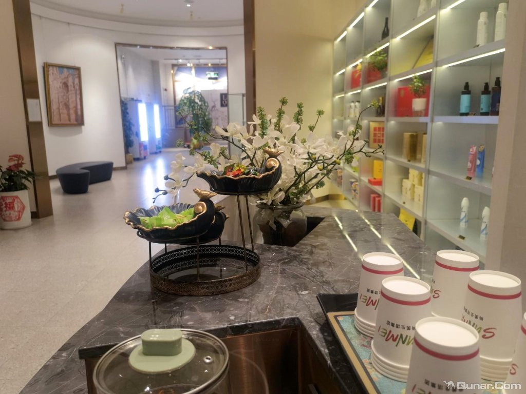 前台接待服务员服务很好哦 去哪儿用户对兰欧酒店(清远轻轨站店)的