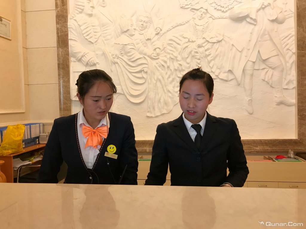 大堂服务员非常热情 qgsh9407对维也纳酒店(香格里拉古城店)的点评