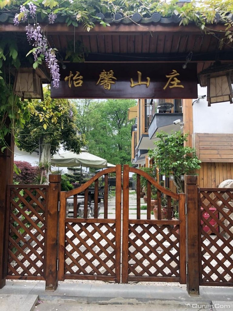 古色古香,景点不远,离龙井茶园很近 大海里面抓虾米对西湖怡馨山庄的