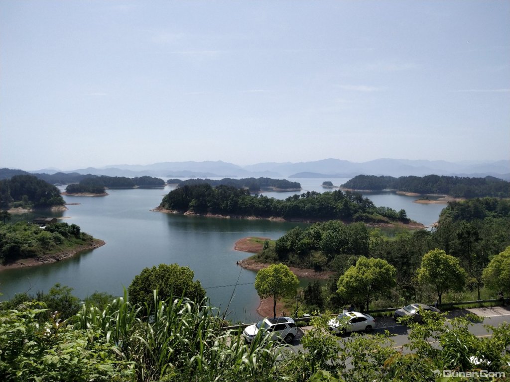 人多很热闹,吃的东西很多比较繁华