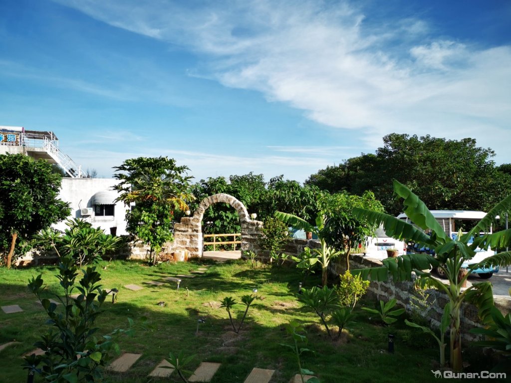 民宿位于滴水丹屏附近,位置很好 清晨2005对涠洲岛海尚居海景酒店的