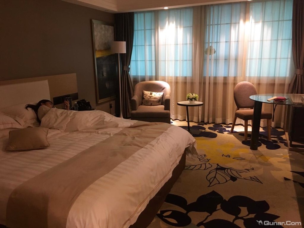 就只好找了金光华附近最近的凯利宾馆