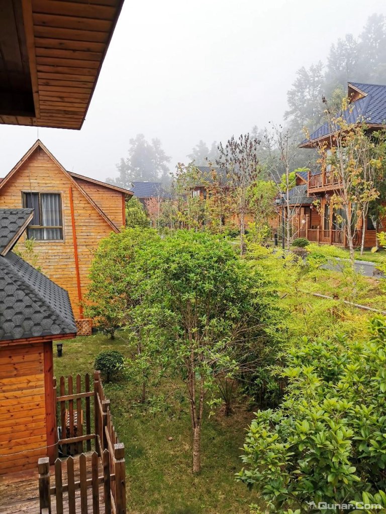 小七孔养心谷红枫度假酒店位置太好了