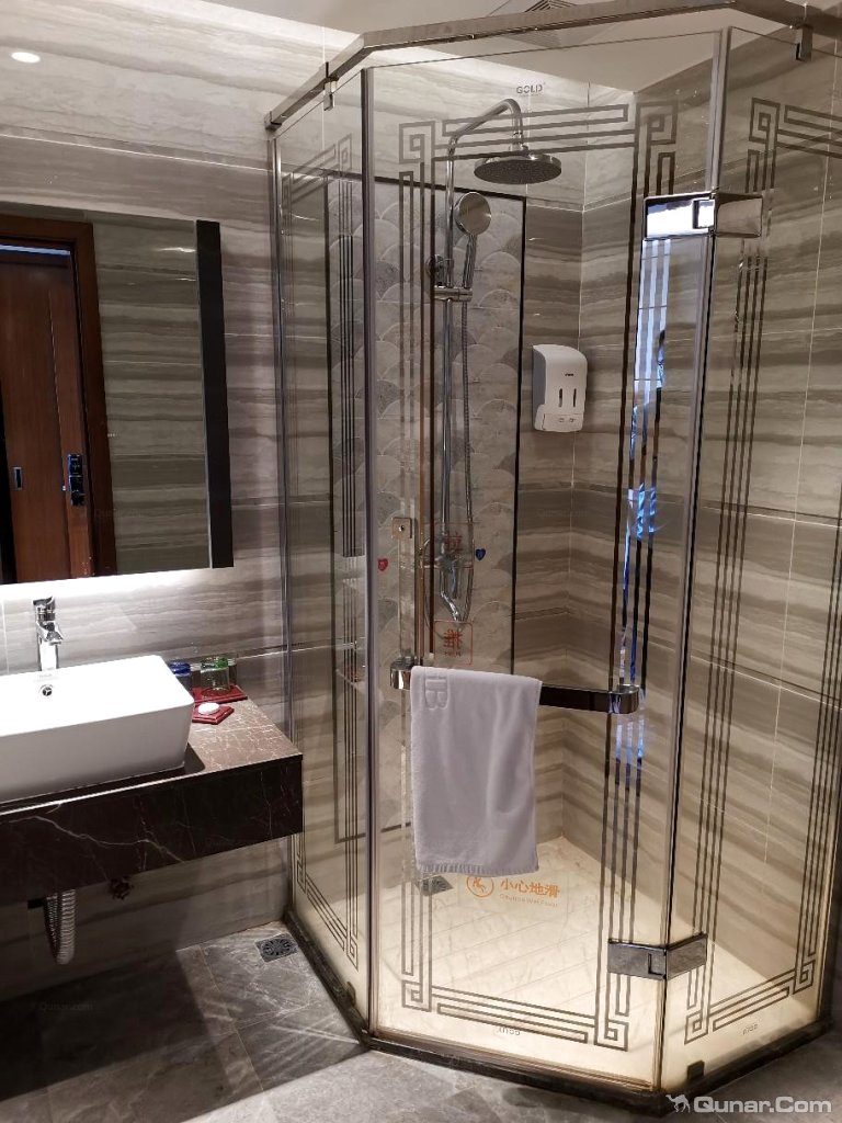 位置很好,饮食方便,床很舒服 西凉宇轩对莱尔波仕酒店(海口高铁东站