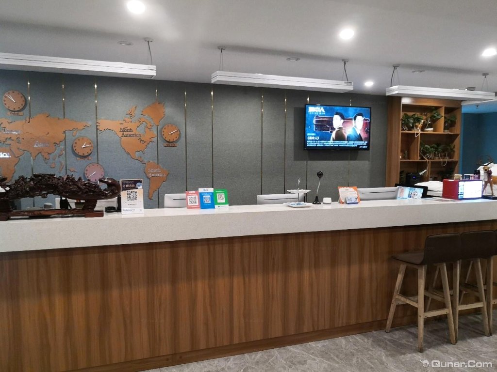 前台在3楼 郊外凡尔赛对如家华驿精选酒店(嘉兴八佰伴店)的点评