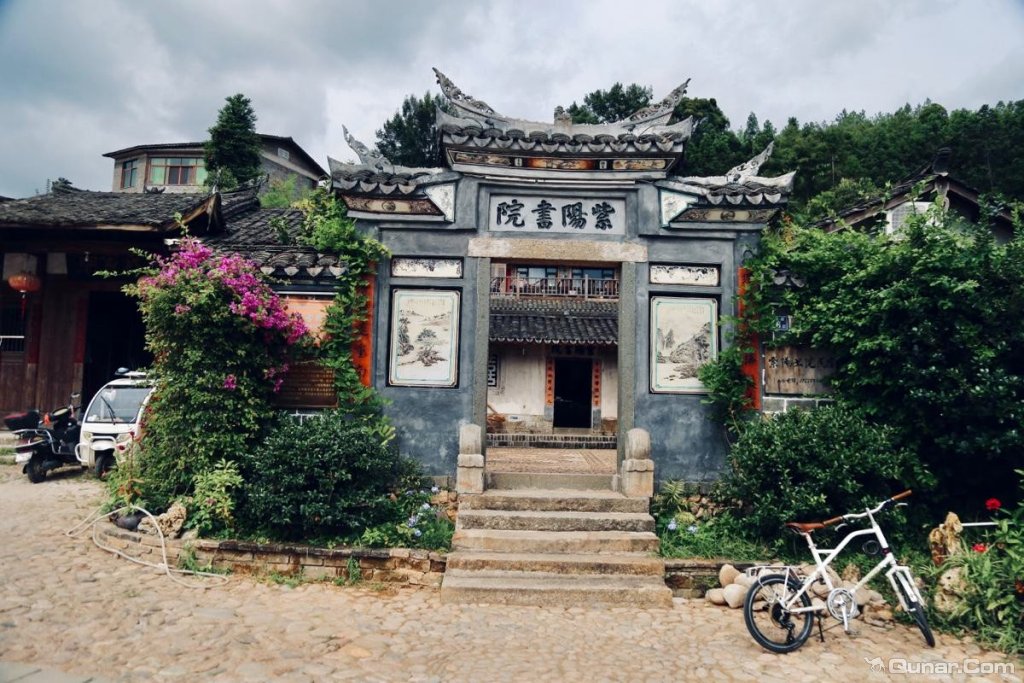 又加入了很多文艺的元素,书卷气息浓厚 黄花酱对连城紫阳书院民宿的