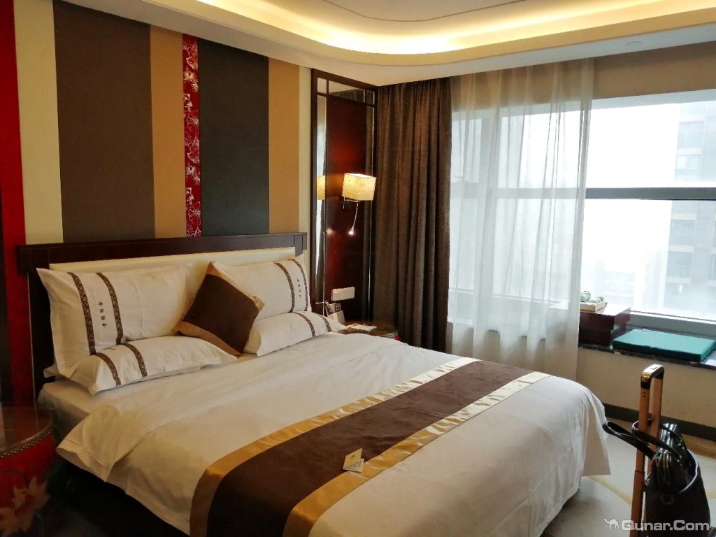 很礼貌…属于漂亮,气质 深圳胜伯乐对贵颐雅舍酒店(贵阳会展中心店)的