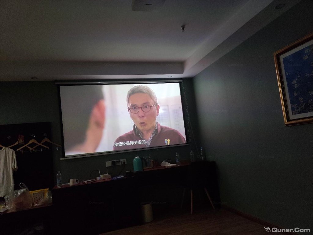 投影画面清晰看电视很方便