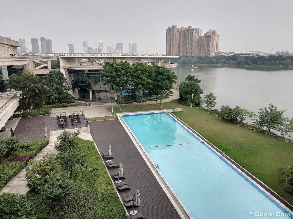 确件算不错,床舒服,早餐种类也多 acd6699对武汉联投丽笙酒店的点评