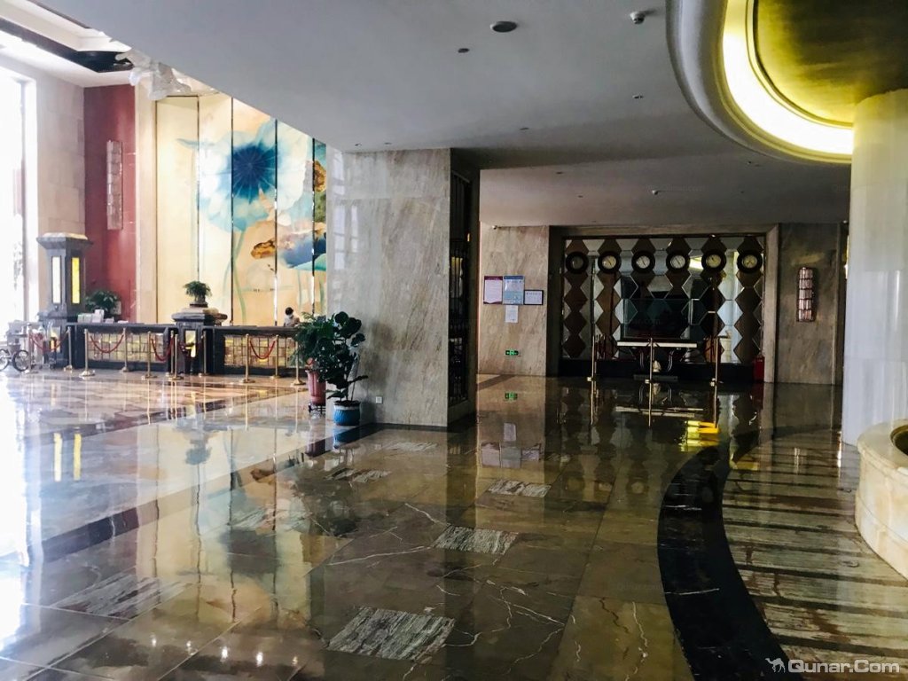 房间很大,有个大的浴缸,床也很大 ljlly0228对普宁嘉桦大酒店的点评