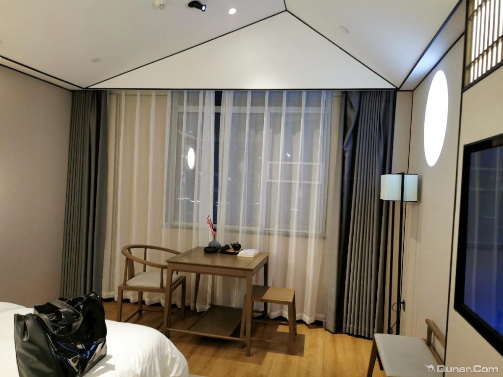 整体还可以,地方装修还可以,空间很大 魔女doris对陌上轻居酒店(淮滨