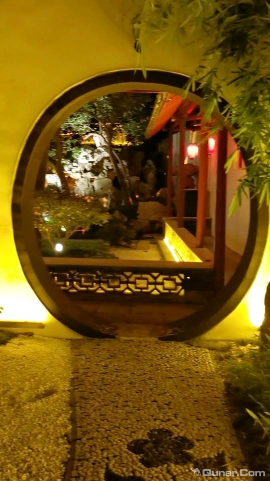 酒店地段不错,处于闹市区,停车免费 rocky0807对扬州晚清珍园酒店的