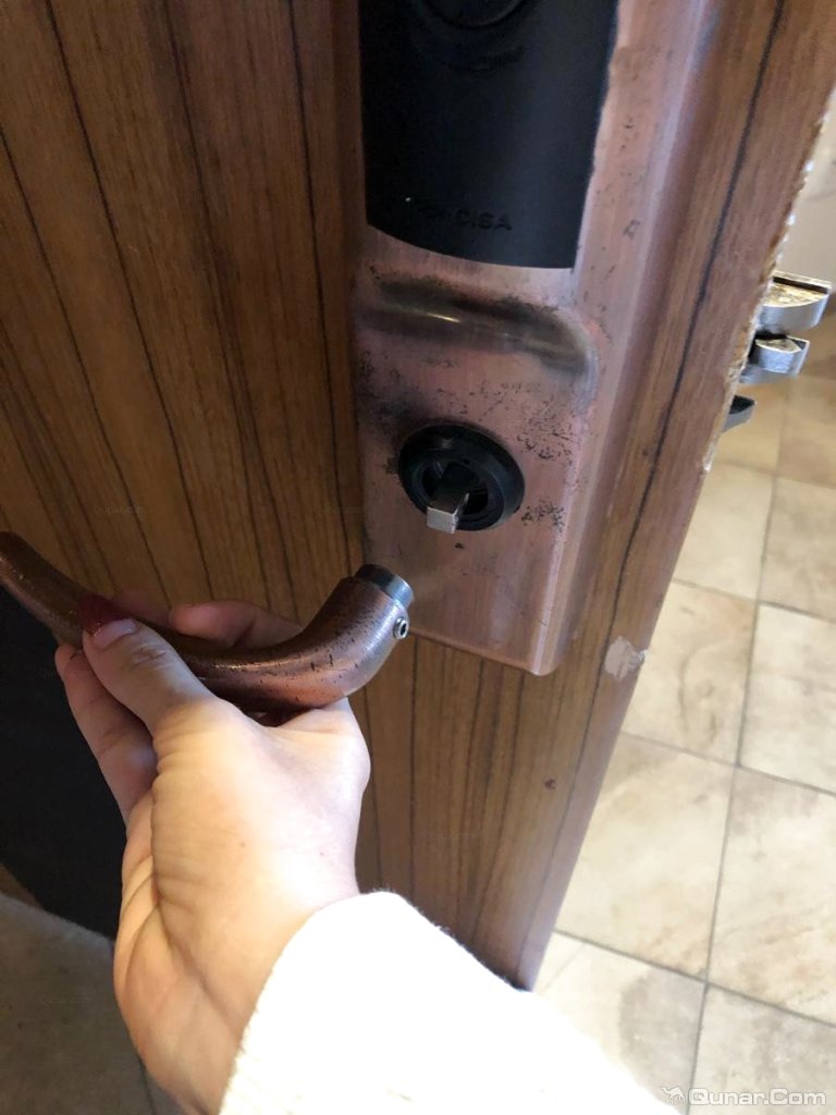 最后修理工走的时候,拉开门