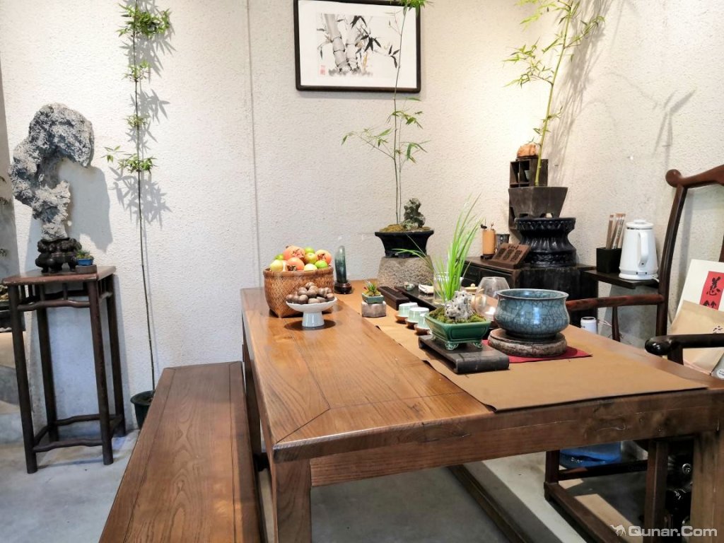 主人很通茶经,晚间独自在私密的茶室