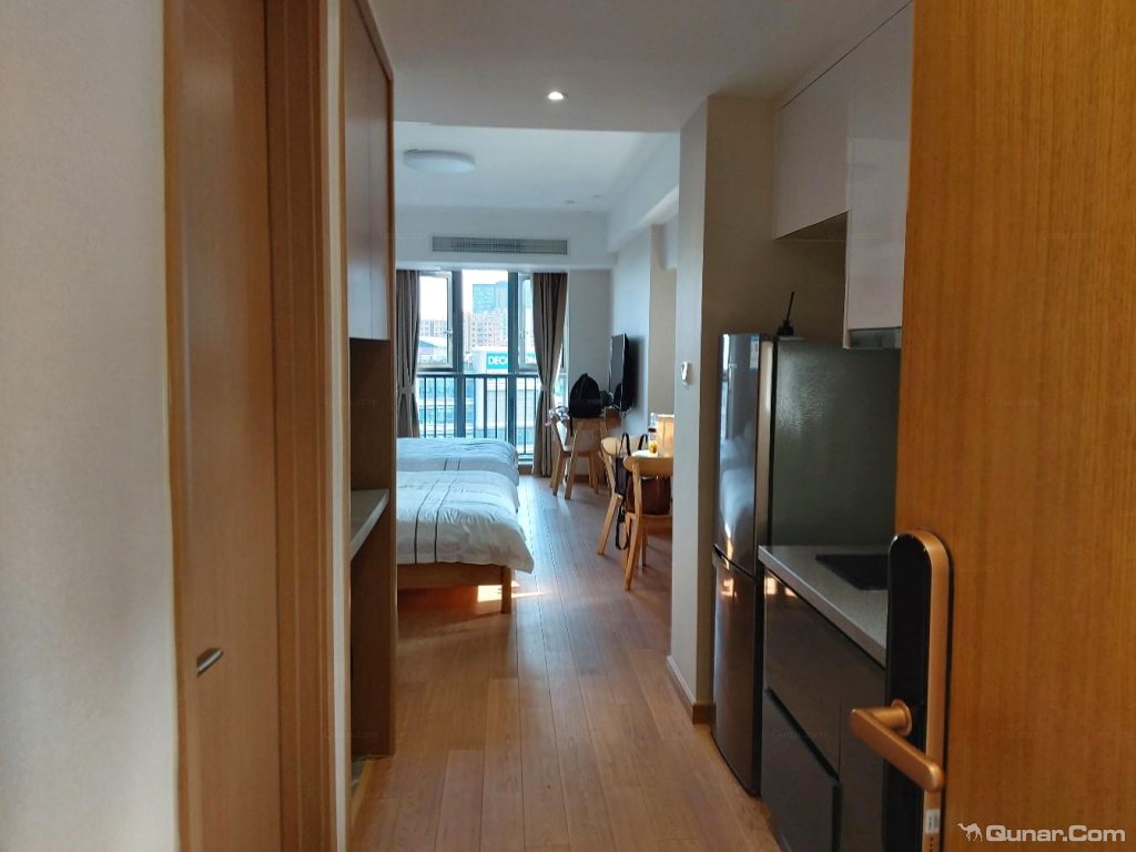 房间也很大,床也大,两个成人张床也足够