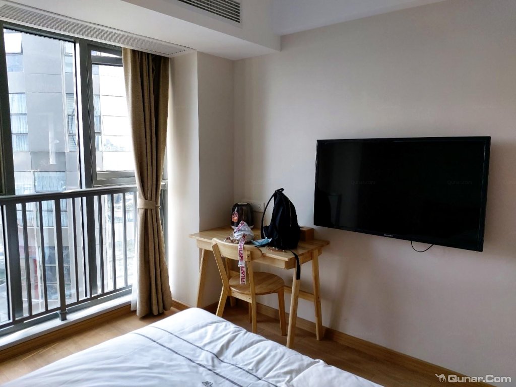 房间也很大,床也大,两个成人张床也足够