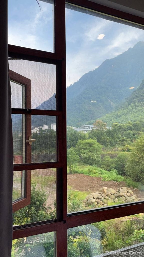 老板免费升山景房,一层雾太美了 iamfallenangle对三清山徽隐民宿的