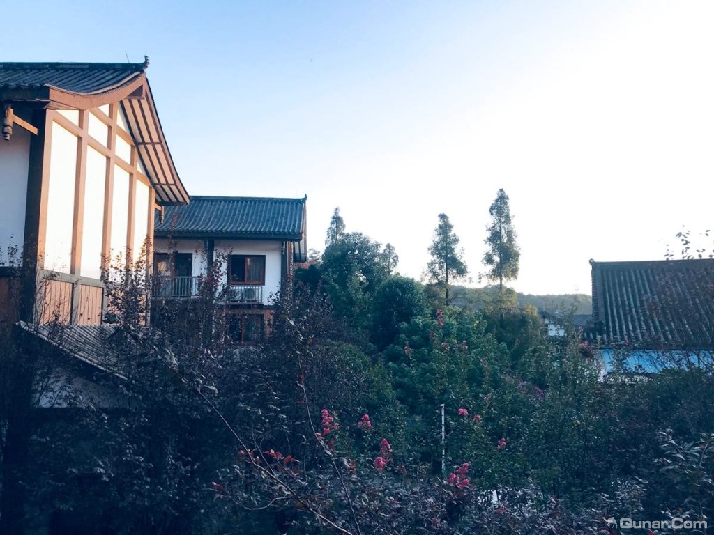 前台小哥服务员很客气,有礼貌 文周莹对银座隽兰民宿(峨眉山景区店)的
