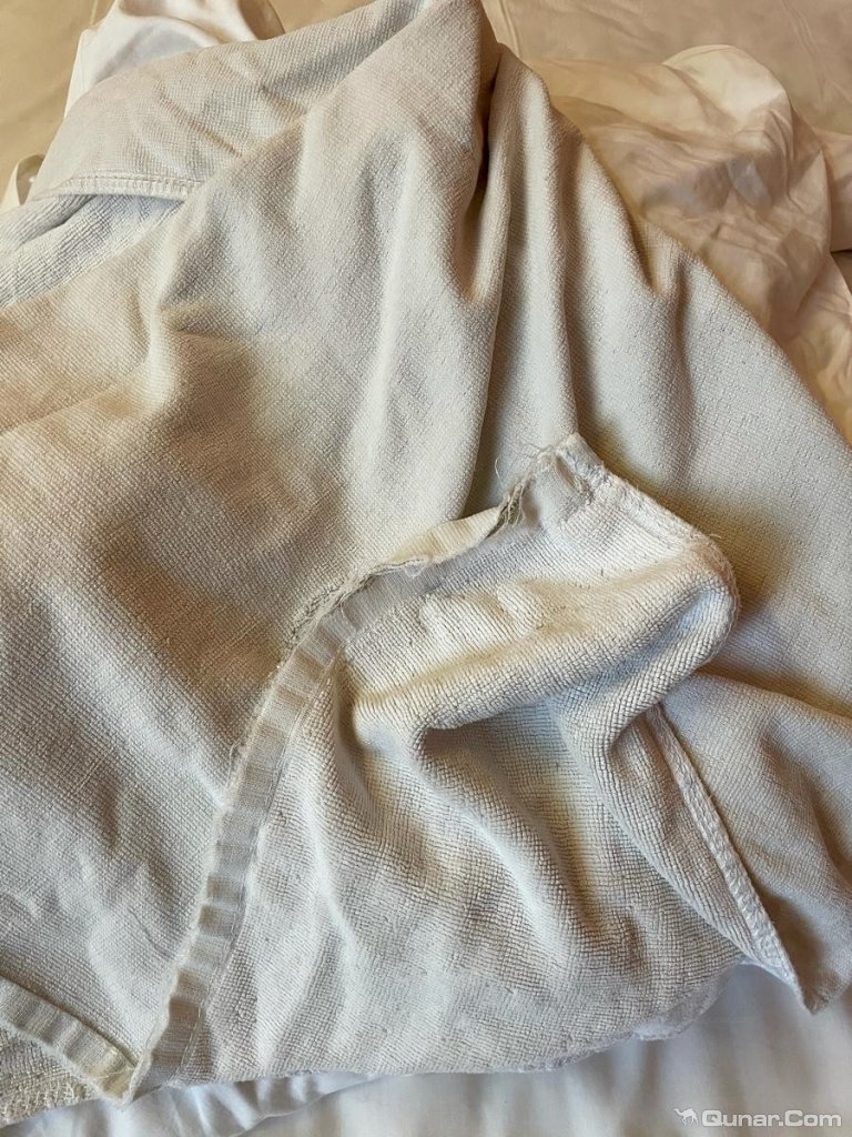 浴巾毛巾都破成这样了隔音也不好