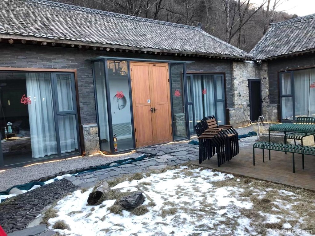 小院很大,干净整洁,四间卧室全部联通 jia850319对北京半山伴水民宿的