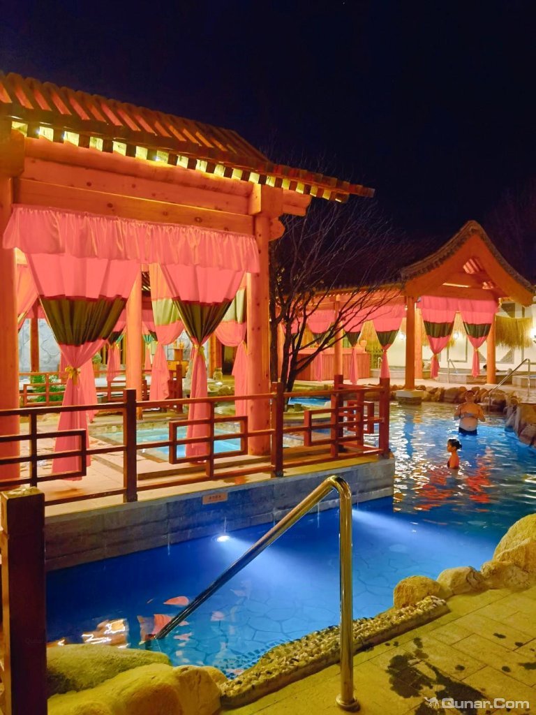 休息厅很大,有多种功能区非常舒适 飞行中的小a对北京世园汤泉酒店的