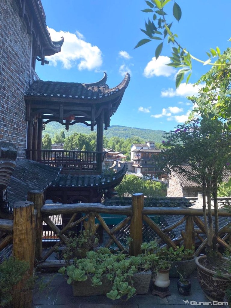 离景点入口最近,下楼就是景区大门 vpte7579对芙蓉镇悬园·情怀民宿的